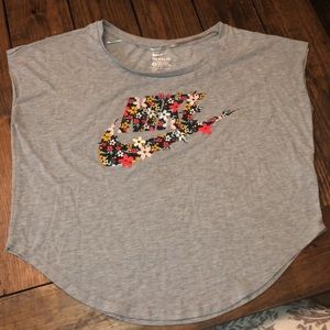 Nike Loose Crop Top length Athletic Top | Medium